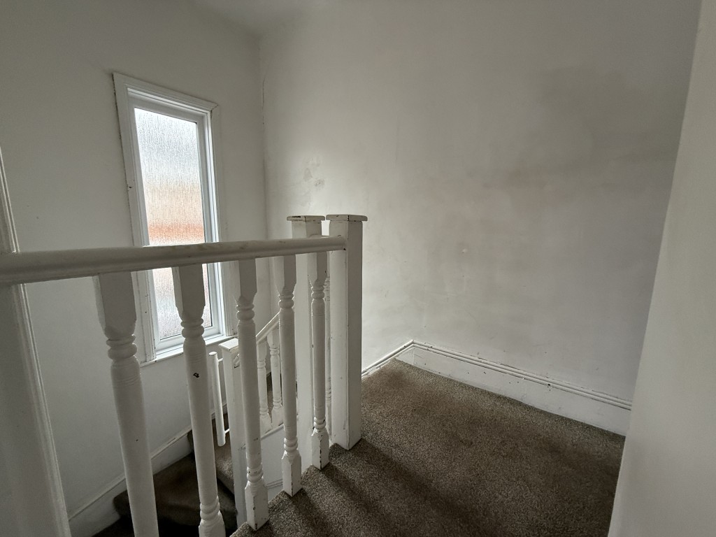 Lot: 176 - THREE-BEDROOM HOUSE REQUIRING IMPROVEMENT - Landing area